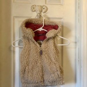 Mini Boden fuzzy fleece vest w/hood 2T 3T